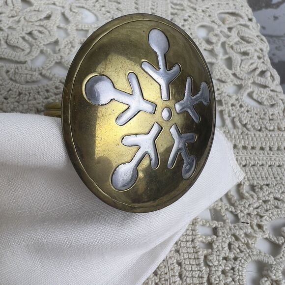 Set Of 4 Brass Napkin Rings With Chrome Snowflakes Winter Tablescape Holiday Vtg - Picture 3 of 7
